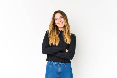 Beyaz arka planda soyutlanmış beyaz bir kadın kollarını kavuşturup gülümsüyor..