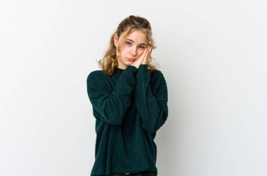 Beyaz sırtlı genç beyaz kadın esniyor. Ağzı eliyle kapatan yorgun bir jest yapıyor..