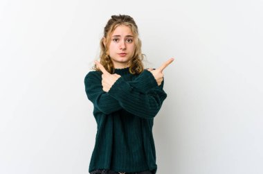 Beyaz arka taraflarda beyaz saçlı genç bir kadın iki seçenek arasından seçim yapmaya çalışıyor..