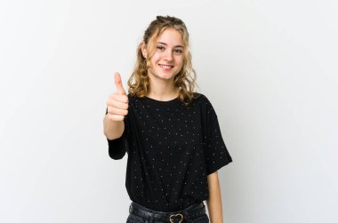 Beyaz sırtında beyaz bir kadın gülümsüyor ve başparmağını kaldırıyor.