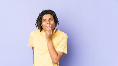 Genç Afro-Amerikan Rasta adamı şok oldu. Ağzını ellerle kapattı. Yeni bir şey keşfetmek için sabırsızlanıyordu..