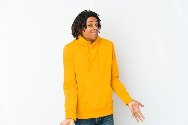 Genç Afrikalı Amerikalı Rasta adam omuz silker ve gözleri açık bakar..