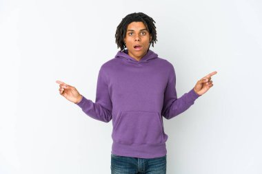 Genç Afrikalı Amerikalı Rasta adam farklı kopya alanlarını gösteriyor, birini seçiyor, parmaklarıyla gösteriyor..