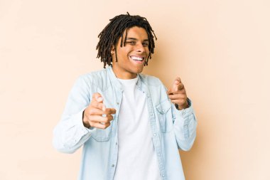 Genç Afro-Amerikan Rasta adamı parmaklarıyla ön tarafı işaret ediyor..
