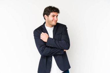 Beyaz arka planda izole edilmiş genç bir iş adamı kafası karışmış, şüpheli ve güvensiz hissediyor..