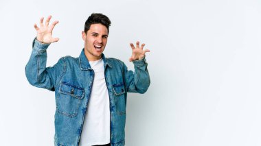 Beyaz arka planda izole edilmiş genç beyaz adam gergin elleriyle çığlık atıyor..