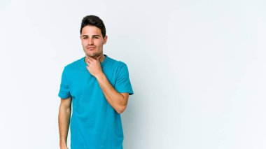 Beyaz arka planda izole edilmiş genç beyaz bir adam virüs veya enfeksiyon yüzünden boğazında ağrı hissediyor..