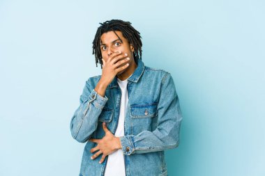 Kot ceket giyen genç siyah adam korkmuş ve korkmuş..