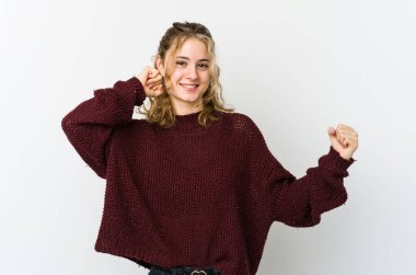 Beyaz sırtında beyaz bir kadın dans ediyor ve eğleniyor..