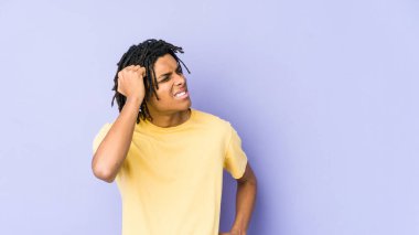 Genç Afrikalı Amerikalı Rasta adam zaferi, tutkuyu ve coşkuyu kutluyor, mutlu bir ifade..