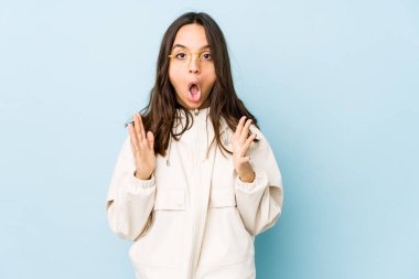 Latin kökenli genç bir kadın şaşırdı ve şok oldu..