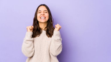 Latin kökenli genç bir kadın zaferi, tutkuyu ve coşkuyu, mutlu ifadeyi kutluyor..