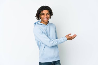 Genç Afrikalı Amerikalı Rasta adam palmiye üzerinde bir kopya alanı tutuyor..