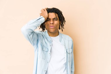 Genç Afro-Amerikan Rasta adam yorgun ve uykulu ellerini başının üstünde tutuyor..
