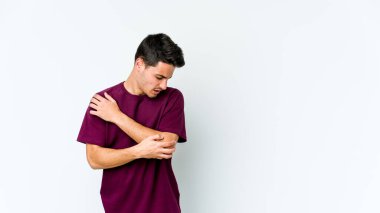 Beyaz arka planda izole edilmiş beyaz tenli genç bir adam kötü bir hareketin ardından acı çekiyor..