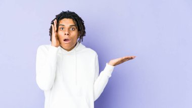 Genç Afrikalı Amerikalı Rasta adam, Palm 'da fotokopi alanı tutmaktan etkilendi..