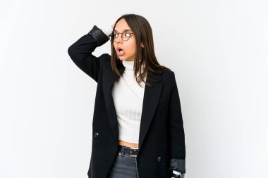 Beyaz arka planda izole edilmiş genç melez iş kadını şok geçiriyordu. Önemli bir toplantıyı hatırladı..