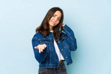 Genç, melez, İspanyol bir kadın. Karantinaya alınmış ve elinde bir ürün var..