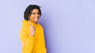 Genç Afrikalı Amerikalı Rasta adam seni işaret ediyor sanki davet ediyormuş gibi..