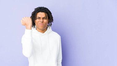Genç Afrikalı Amerikalı Rasta adam kameraya yumruğunu gösteriyor, agresif yüz ifadesi..