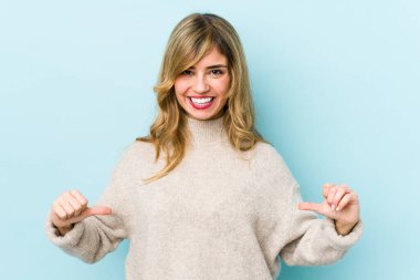 Sarışın, beyaz bir kadın parmaklarıyla aşağıya bakıyor, olumlu bir his..