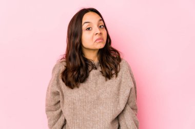 Genç melez İspanyol kadın omuz silkiyor ve gözleri açık..