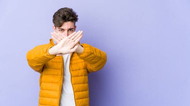 Mor arka planda izole genç beyaz adam inkar jesti yapıyor.