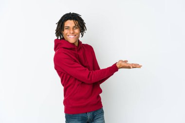 Genç Afrikalı Amerikalı Rasta adam palmiye üzerinde bir kopya alanı tutuyor..