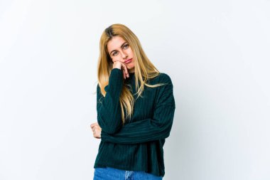 Beyaz arka planda izole edilmiş genç sarışın kadın tekrarlanan bir görevden yoruldu..