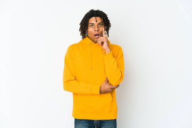 Genç Afrikalı Amerikalı Rasta Adam 'ın harika bir fikri var, yaratıcılık kavramı..