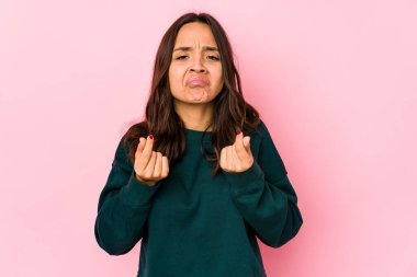 Genç, melez, İspanyol bir kadın. Hiç parası olmadığını gösteriyor..