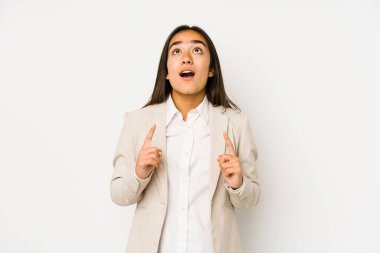 Beyaz arka planda izole edilmiş, ağzı açık genç bir kadın..