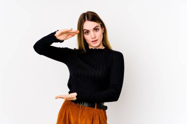 Beyaz arka planda izole edilmiş beyaz bir kadın iki eliyle bir şey tutuyor, ürün sunumu..