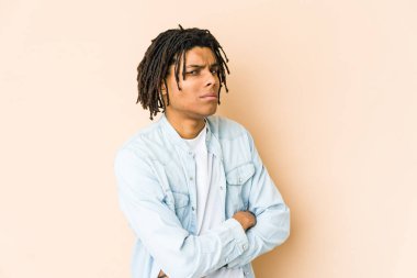 Genç Afro-Amerikan Rasta adam şüpheli, belirsiz, seni inceliyor..