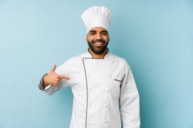 Genç, latin aşçı, gömlek fotokopi alanını elle işaret eden, gururlu ve kendinden emin birini izole etti.