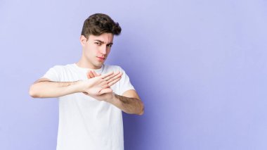 Mor arka planda izole genç beyaz adam inkar jesti yapıyor.
