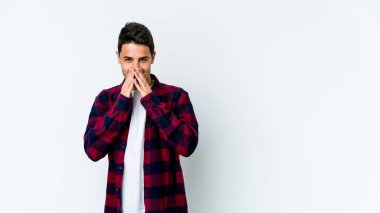 Kafkasyalı genç bir adam beyaz arka planda izole edildi. Aklında bir plan oluşturdu..