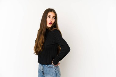 Beyaz arka planda soyutlanmış beyaz bir kadın gülümseyen, neşeli ve keyifli bir kenara bakıyor..