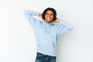 Genç Afro-Amerikan Rasta adam kollarını açmış, rahat pozisyonda..