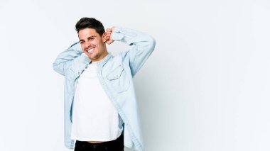 Beyaz arka planda izole edilmiş genç beyaz adam kollarını uzatıyor, rahat bir konumda..