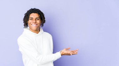 Genç Afrikalı Amerikalı Rasta adam palmiye üzerinde bir kopya alanı tutuyor..