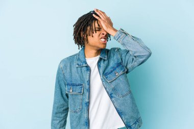 Kot ceket giyen genç siyah bir adam bir şeyi unutuyor. Alnına avuç içiyle vurup gözlerini kapatıyor..