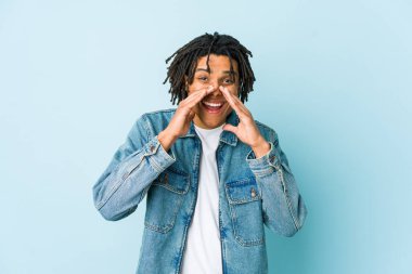 Kot ceket giyen genç siyahi bir adam dedikodu yapıyor, bir şeyleri bildiriyor..