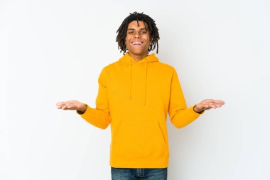 Genç Afrikalı Amerikalı Rasta adam kollarıyla ölçeği yapıyor, mutlu ve kendinden emin..