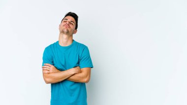 Beyaz arka planda izole genç beyaz adam tekrarlanan bir görevden yoruldu.