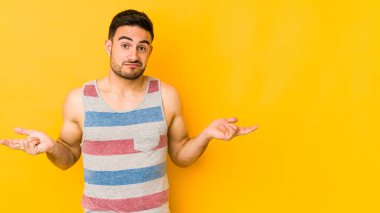 Kafkasyalı genç adam sarı fırında izole edilmiş. Sorgulama sırasında omuz silkiyor ve şüphe ediyor..