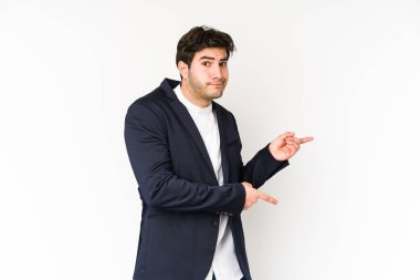 Beyaz arka planda izole edilmiş genç bir iş adamı işaret parmağıyla bir kopya alanını işaret ederek şok oldu..