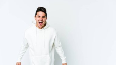 Beyaz arka planda izole genç beyaz adam çok kızgın, öfke kavramı bağırıyor, hayal kırıklığına uğramış.