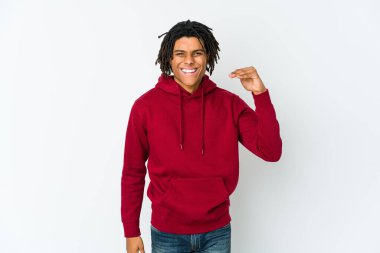 Genç Afrikalı Amerikalı Rasta bir şeye gülüyor, elleri ağızlarını kapatıyor..