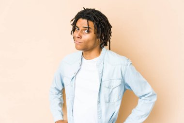 Genç Afrikalı Amerikalı Rasta adamın kafası karışmış, kuşkulu ve kendinden emin değil..